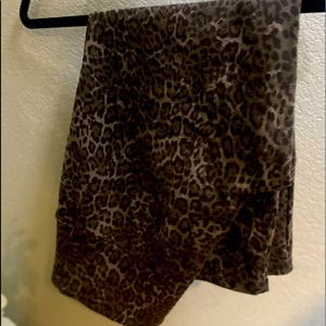 Leopard print, Capri leggings.